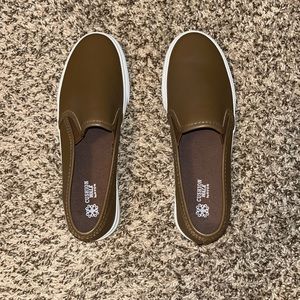 Women’s size 7 shoes.